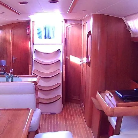 Bateau-hôtel Scugnizza *
